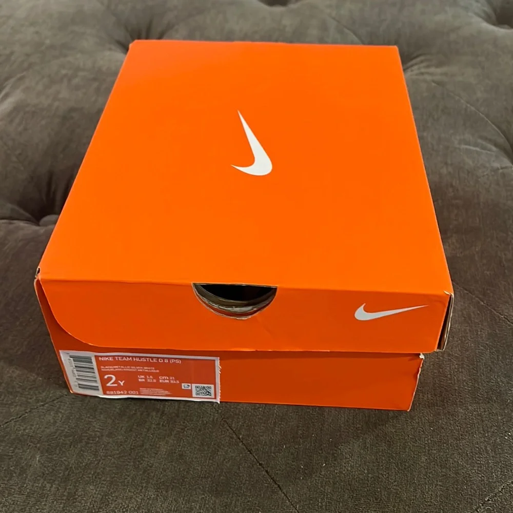 Nike team hustle sneaker size 2 NWT - Picture 3 of 6